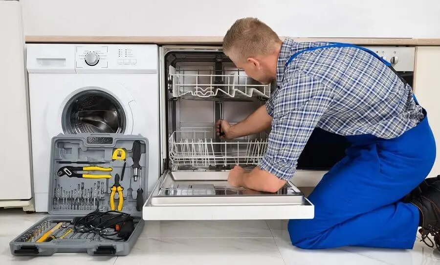 Ödemiş Daikin servisi teknisyen ekibi beyaz eşya tamiri yaparken